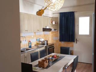 κουζίνα - πόρτα προς ακάλυπτο