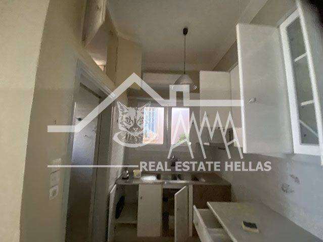 Κουζίνα με πολλά ντουλάπια και παράθυρο