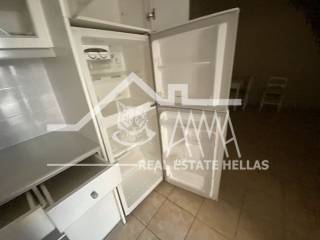 Η κουζίνα διαθέτει ψυγείο