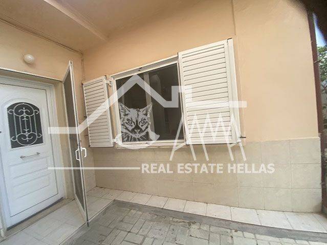 Εξωτερική όψη εισόδου και -παράθυρο υπνοδωματίου