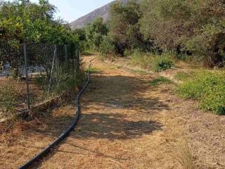 το οικόπεδο είναι στα δεξιά