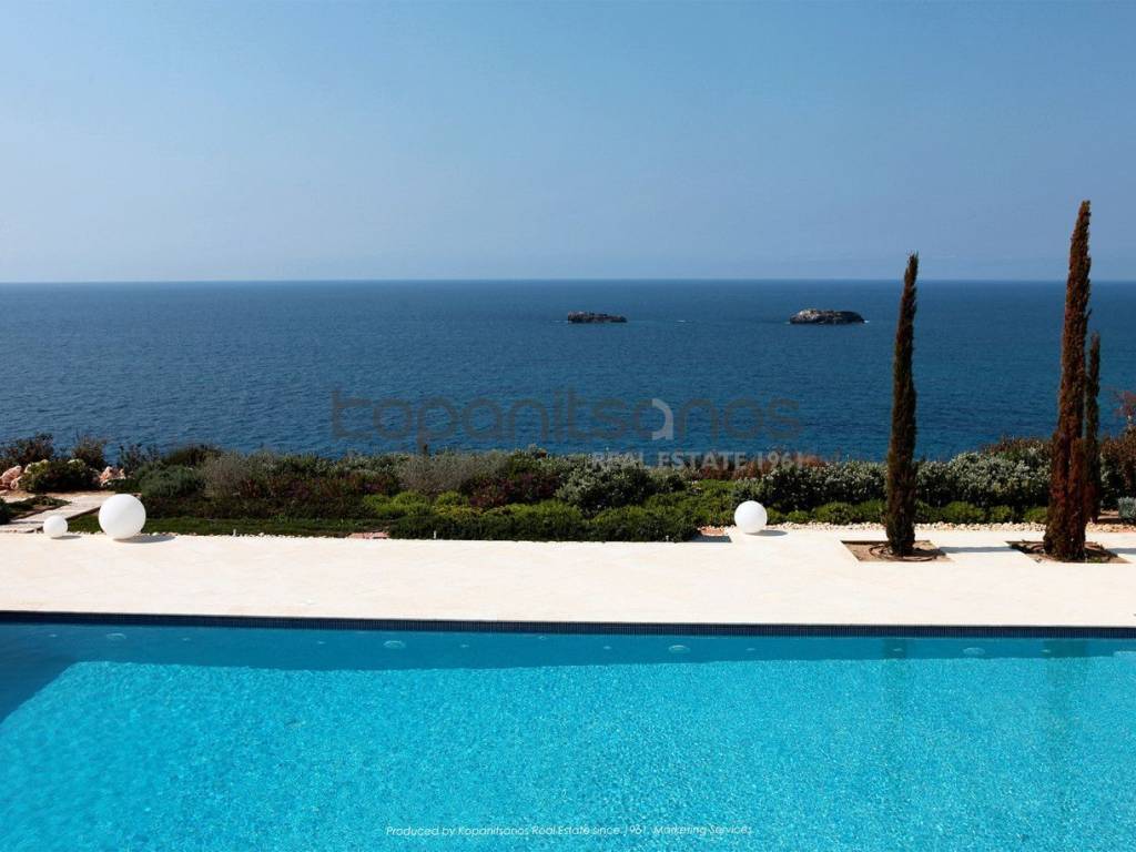 Aproskopte thea sten thalassa kai tmema pisinas