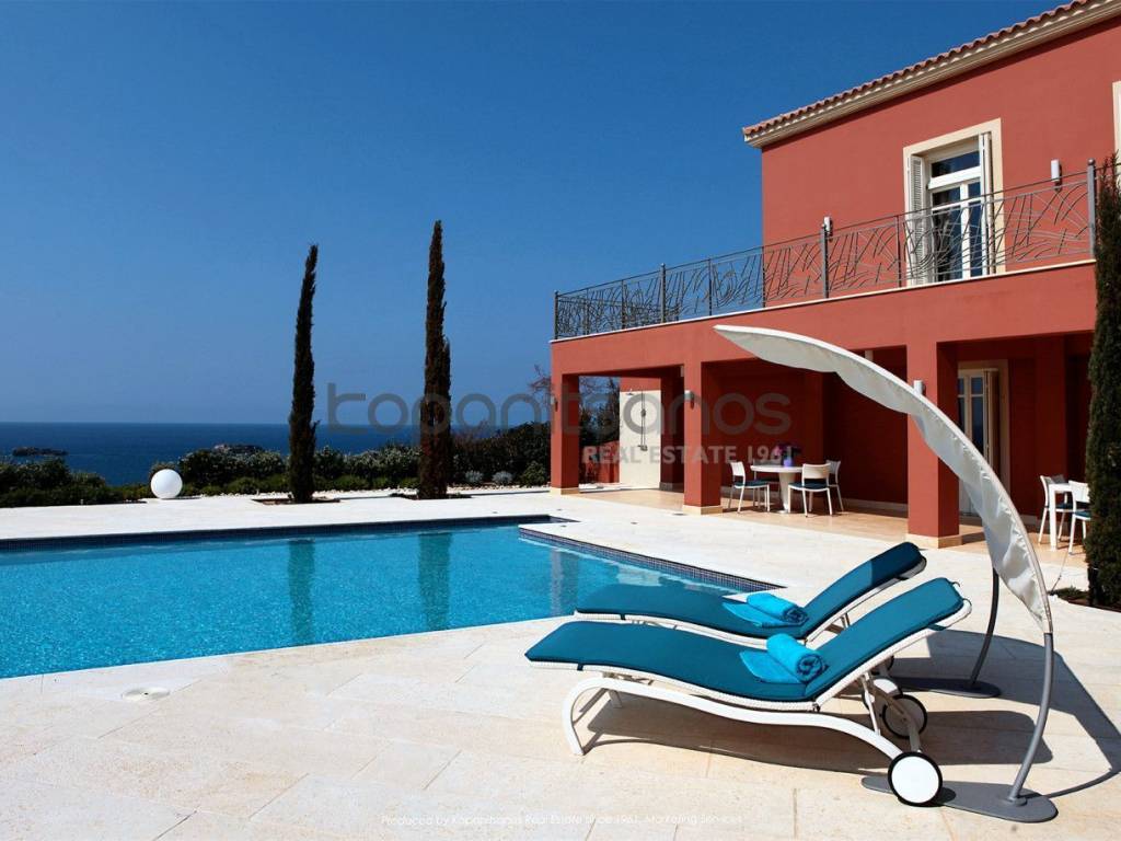 Tmema pisinas me kathistiko kai thea sten thalassa