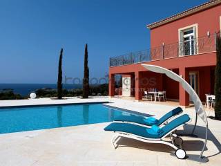 Tmema pisinas me kathistiko kai thea sten thalassa