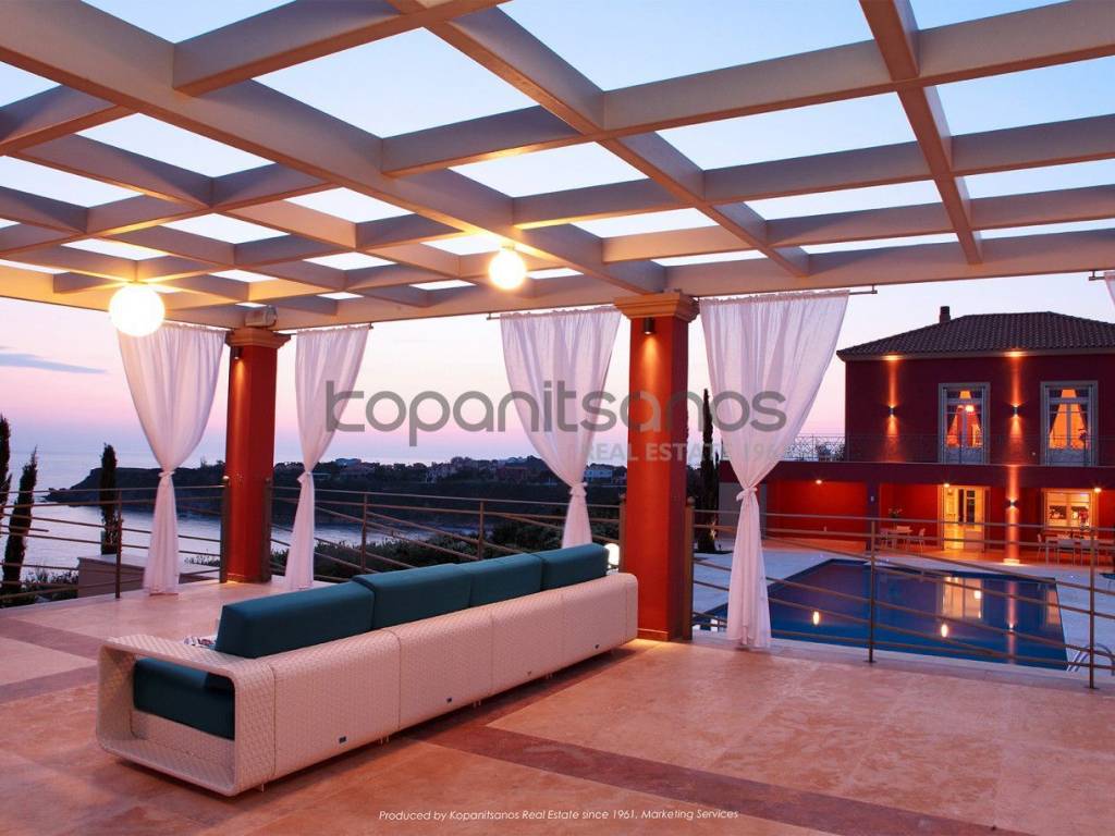 Kathistiko exoterikoy choroy me pergkola kai thea sten pisina kai sten thalassa