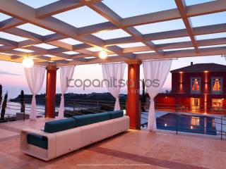 Kathistiko exoterikoy choroy me pergkola kai thea sten pisina kai sten thalassa