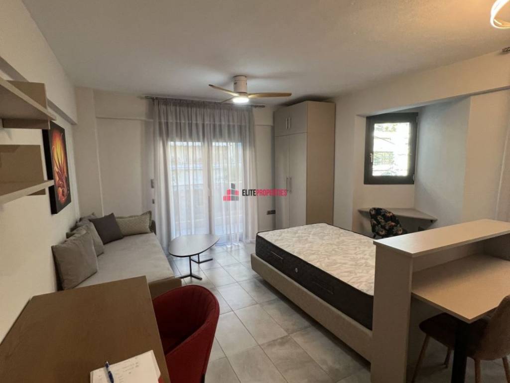 ΕΝΙΑΙΟΣ ΧΩΡΟΣ ΜΕ ΣΑΛΟΝΙ ΚΡΕΒΑΤΙ ΓΡΑΦΕΙΟ