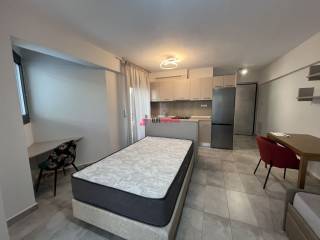 ΕΝΙΑΙΟΣ ΧΩΡΟΣ ΜΕ ΣΑΛΟΝΙ ΚΡΕΒΑΤΙ