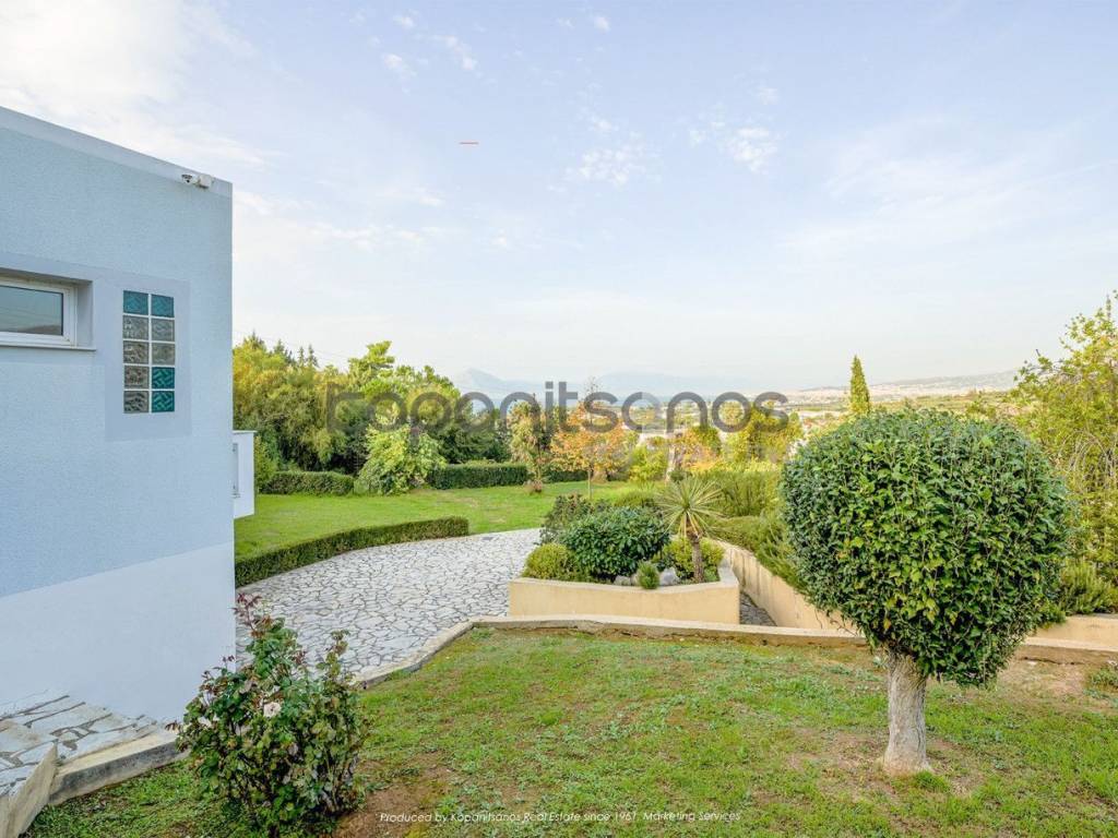 Ανατολική πλευρά και τμήμα γκαζόν