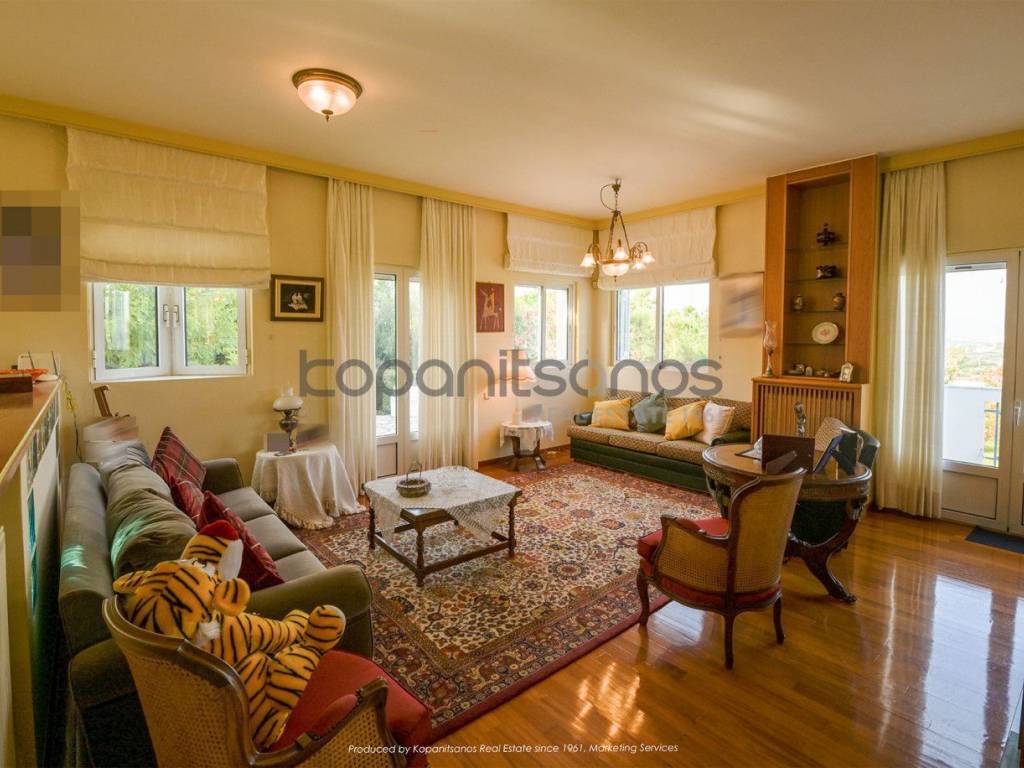 Ισόγεια κύρια οικία: άποψη σαλονιού και δεύτερου καθιστικού