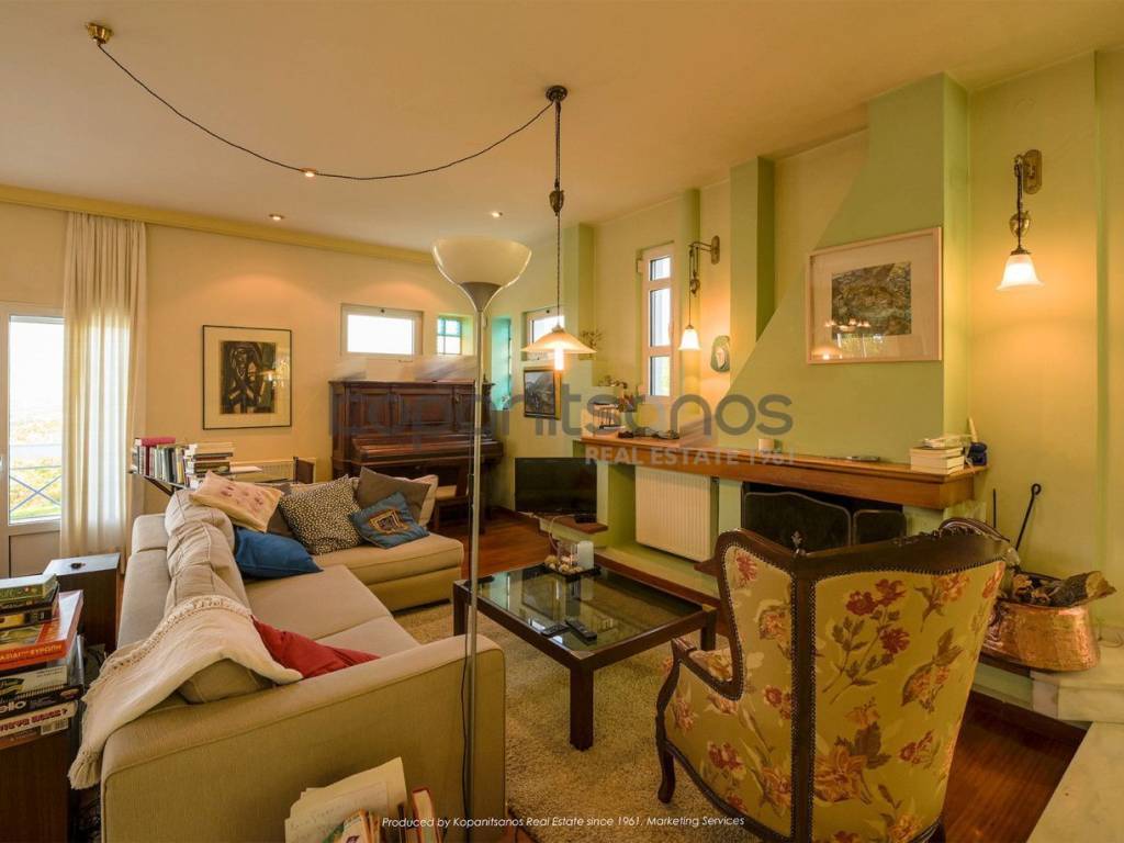 Ισόγεια κύρια οικία: άποψη σαλονιού και καθιστικού στο τζάκι