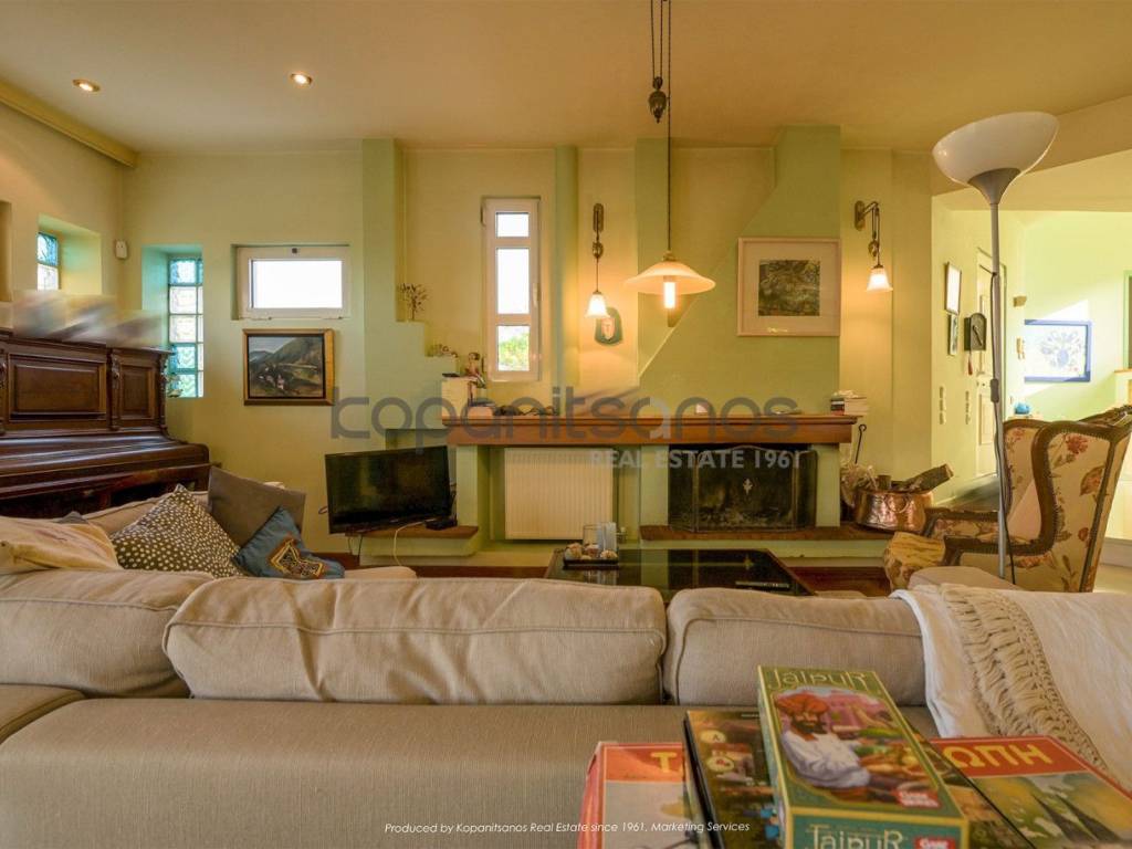 Ισόγεια κύρια οικία: άποψη σαλονιού και καθιστικού στο τζάκι