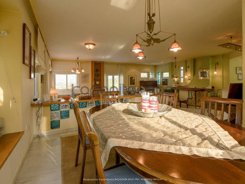 Ισόγεια κύρια οικία: άποψη τρεπεζαρίας