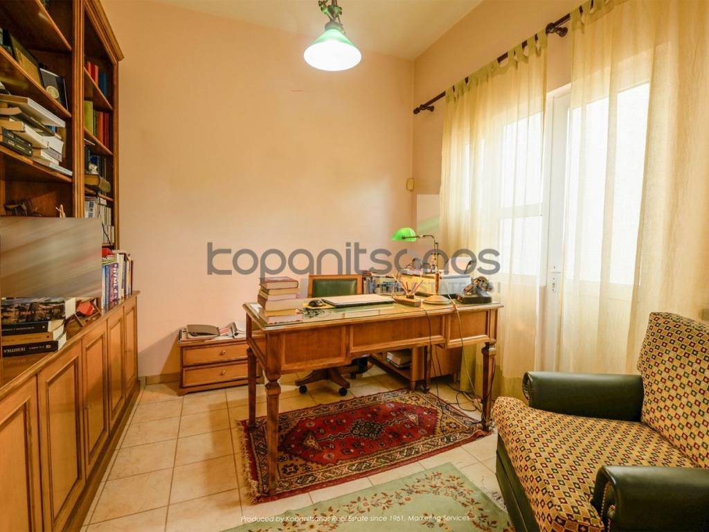 Ισόγεια κύρια οικία: γραφείο