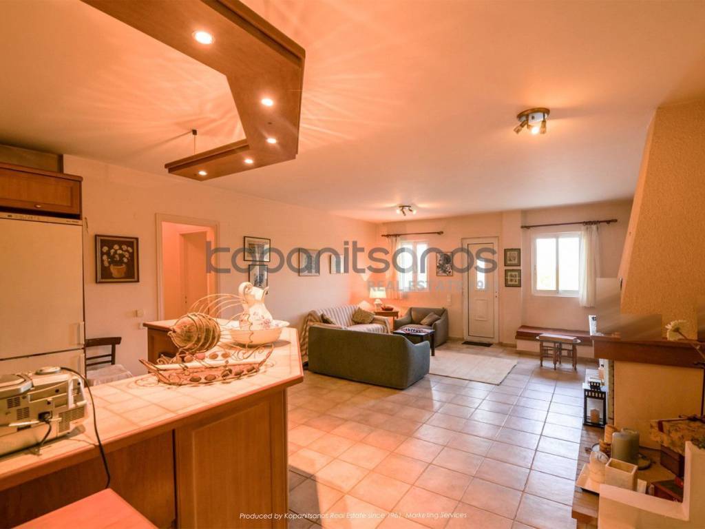 Δευτερεύουσα οικία: κουζίνα, καθιστικό με τζάκι, ανεξάρτητη είσοδος