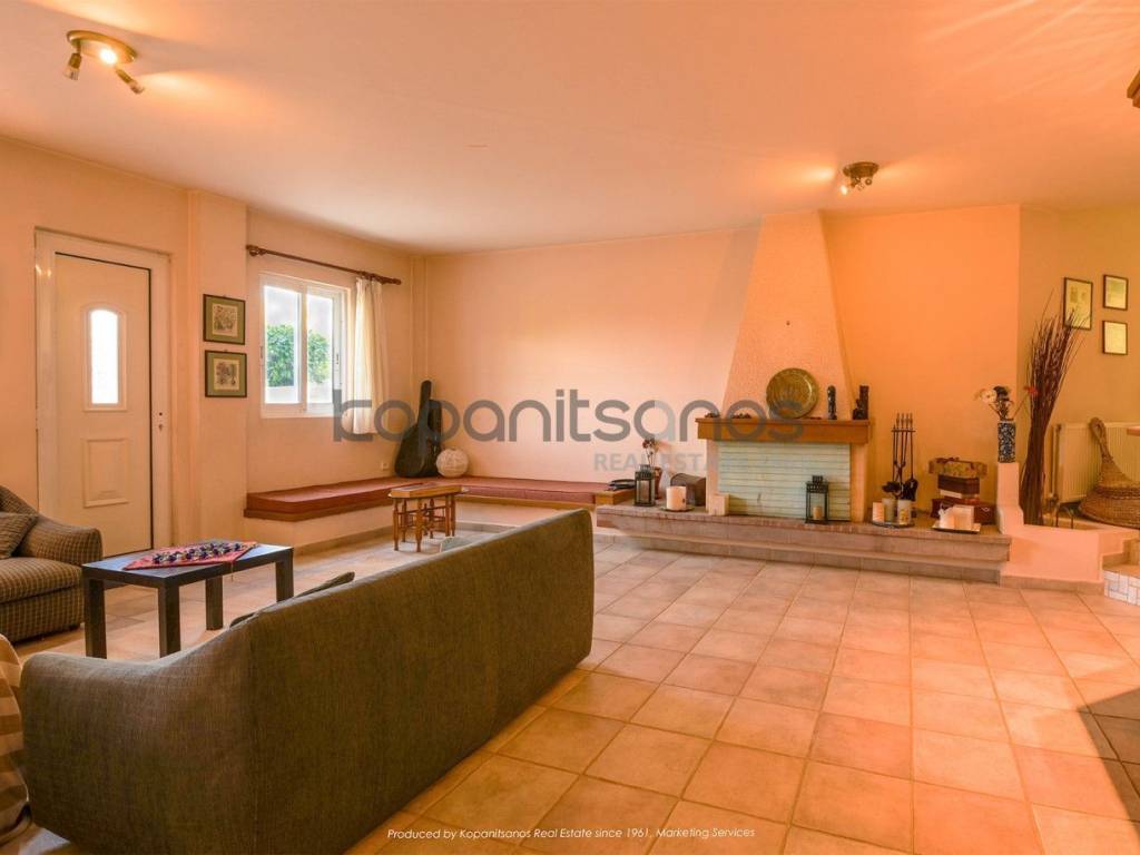 Δευτερεύουσα οικία: κουζίνα, καθιστικό με τζάκι, ανεξάρτητη είσοδος