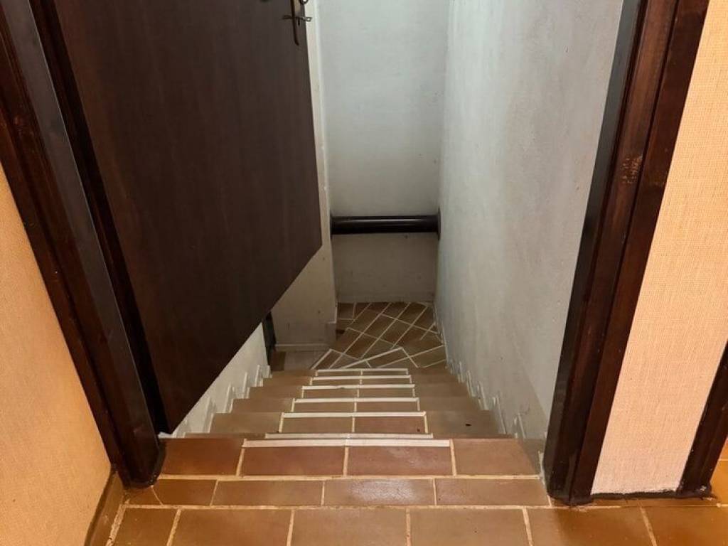 σκάλα προς υπόγειο