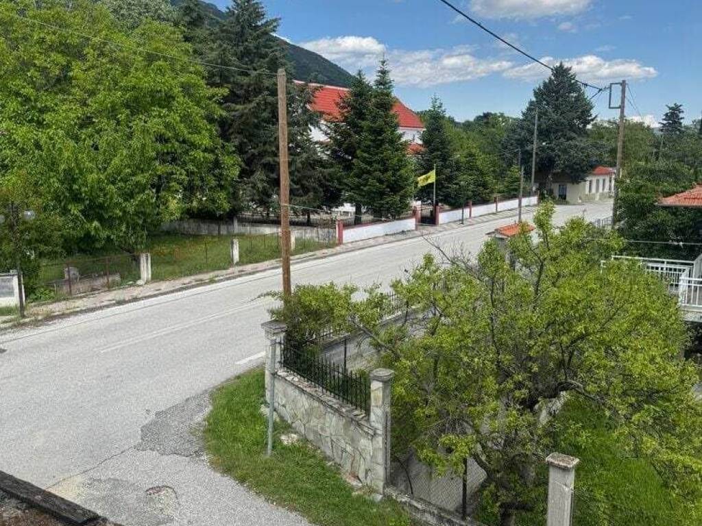 Δρόμος μπροστά στην οικία