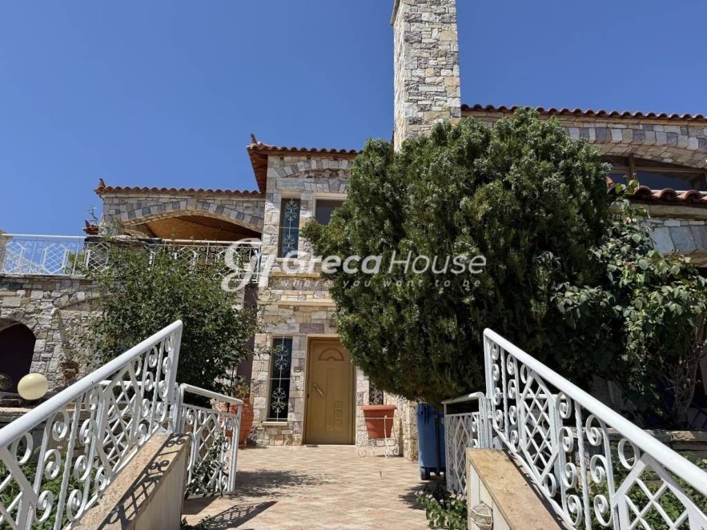 Πολυτελής βίλα προς πώληση στην  Εύβοια Ερέτρια