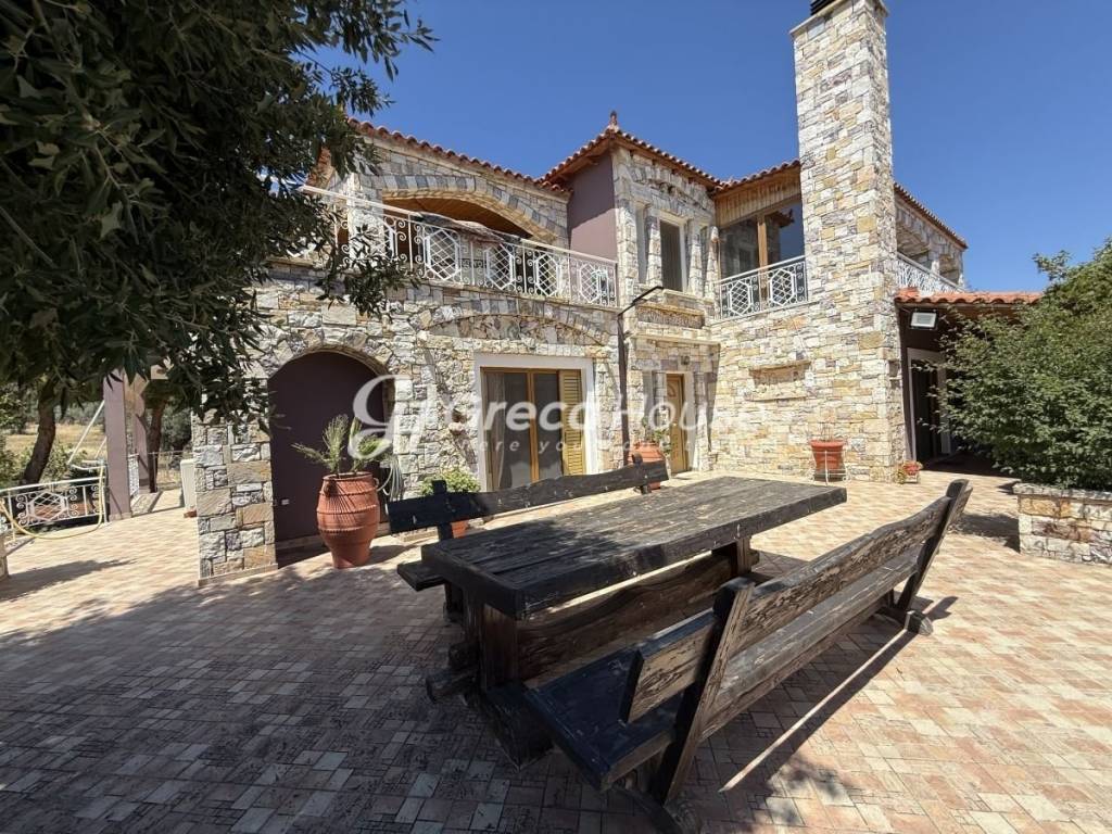 Πολυτελής βίλα προς πώληση στην  Εύβοια Ερέτρια