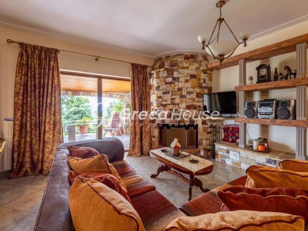 Πολυτελής βίλα προς πώληση στην  Εύβοια Ερέτρια