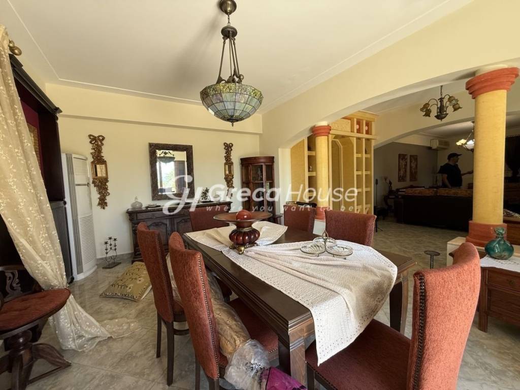 Πολυτελής βίλα προς πώληση στην  Εύβοια Ερέτρια