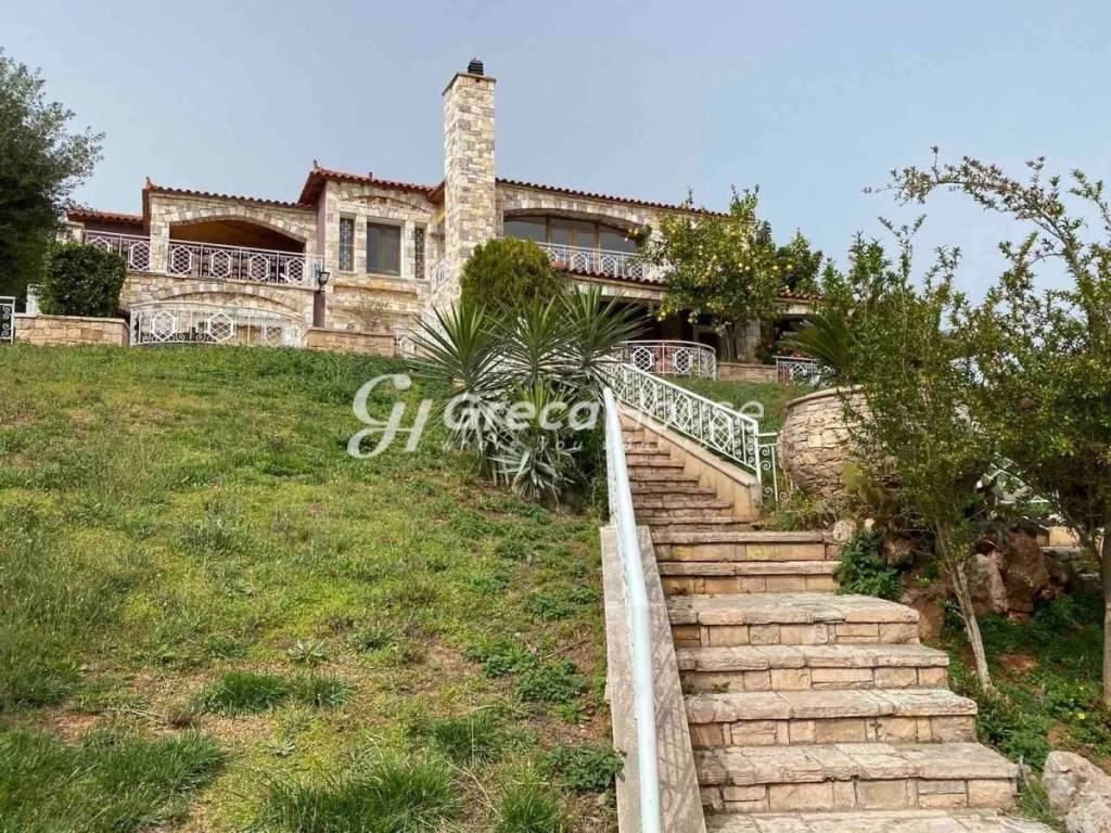 Πολυτελής βίλα προς πώληση στην  Εύβοια Ερέτρια
