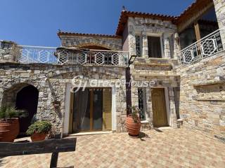 Πολυτελής βίλα προς πώληση στην  Εύβοια Ερέτρια