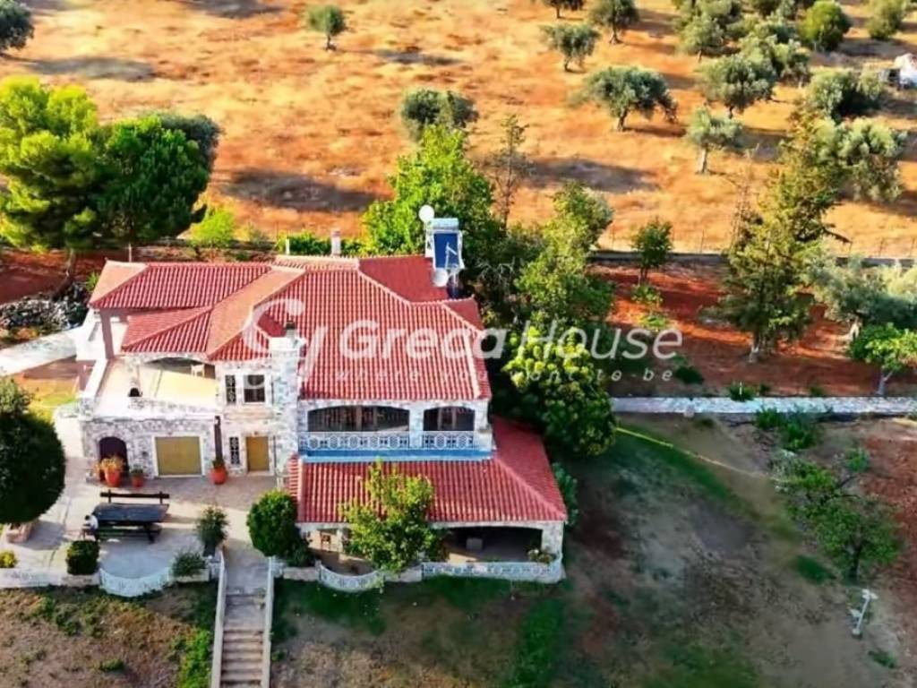 Πολυτελής βίλα προς πώληση στην  Εύβοια Ερέτρια