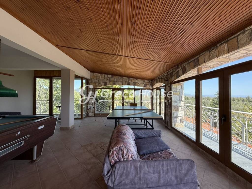 Πολυτελής βίλα προς πώληση στην  Εύβοια Ερέτρια