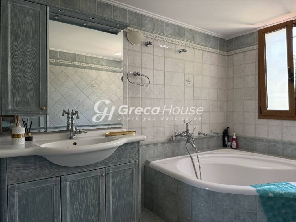 Πολυτελής βίλα προς πώληση στην  Εύβοια Ερέτρια