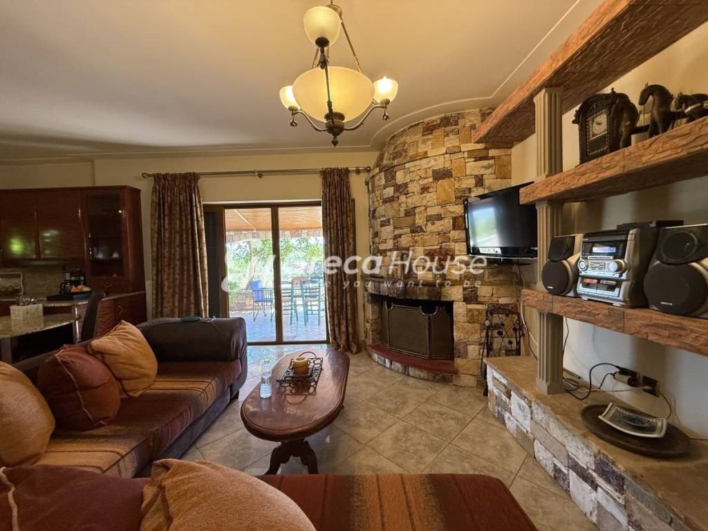 Πολυτελής βίλα προς πώληση στην  Εύβοια Ερέτρια