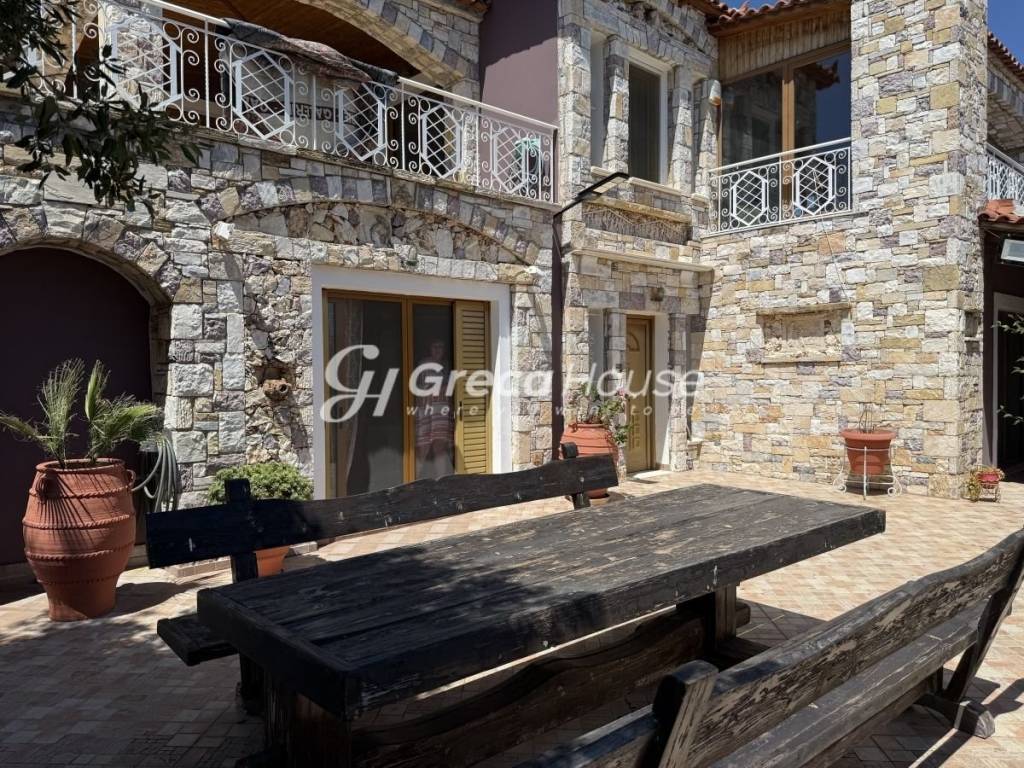 Πολυτελής βίλα προς πώληση στην  Εύβοια Ερέτρια