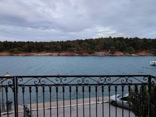 TO LIMANI BRISKETAI MPROSTA APO TEN KATOIKIA