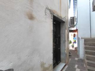 ME DEYTERE EISODO APO TEN PISO PLEYRA