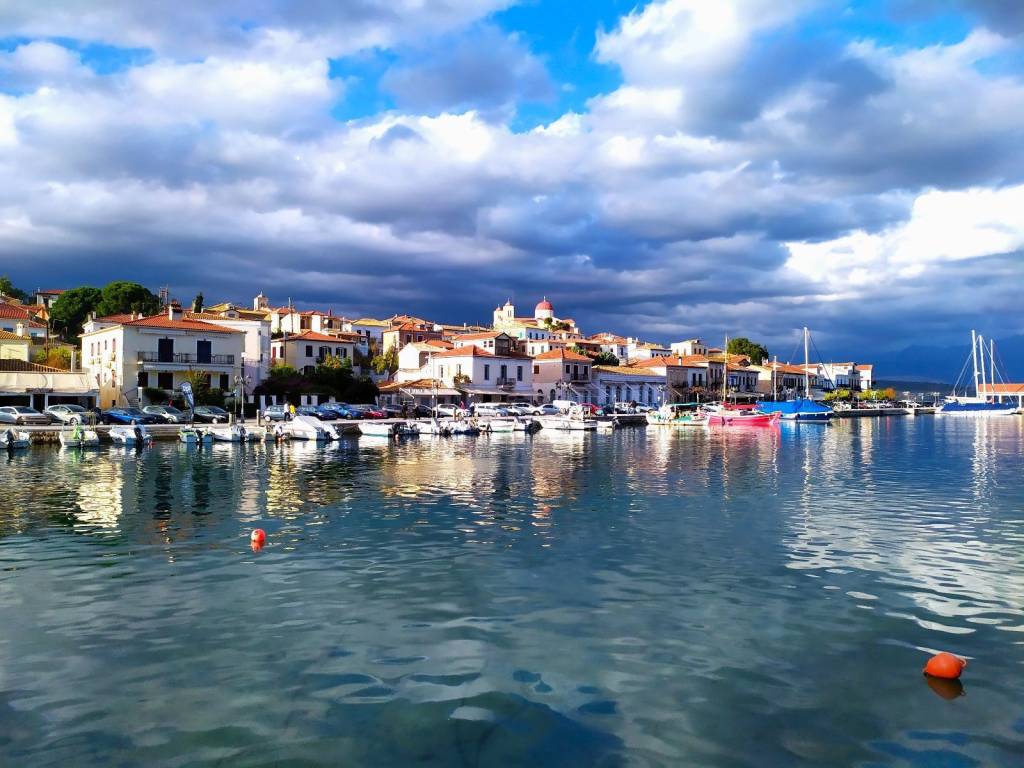 TO GALAXIDI DIATHETEI MARINA GIA SKAPHE