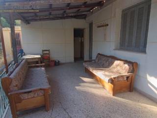 Aristero mpalkoni -beranta-eisodos koyzinas-mpanio