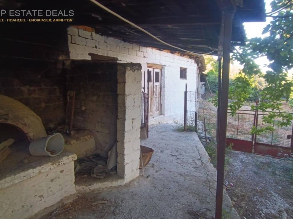 Apopse palaioy chtistoy phoyrnoy -stabloy -eisodos oikopedoy