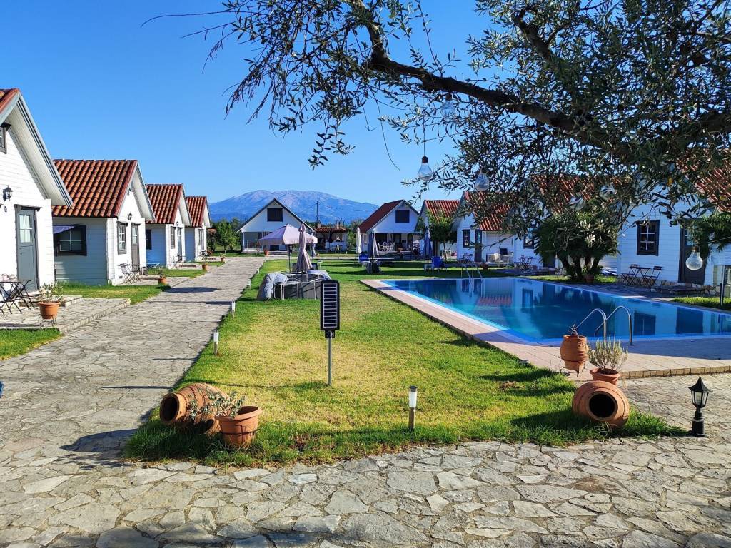 ME MEGALE KOINOCHRESTE PISINA