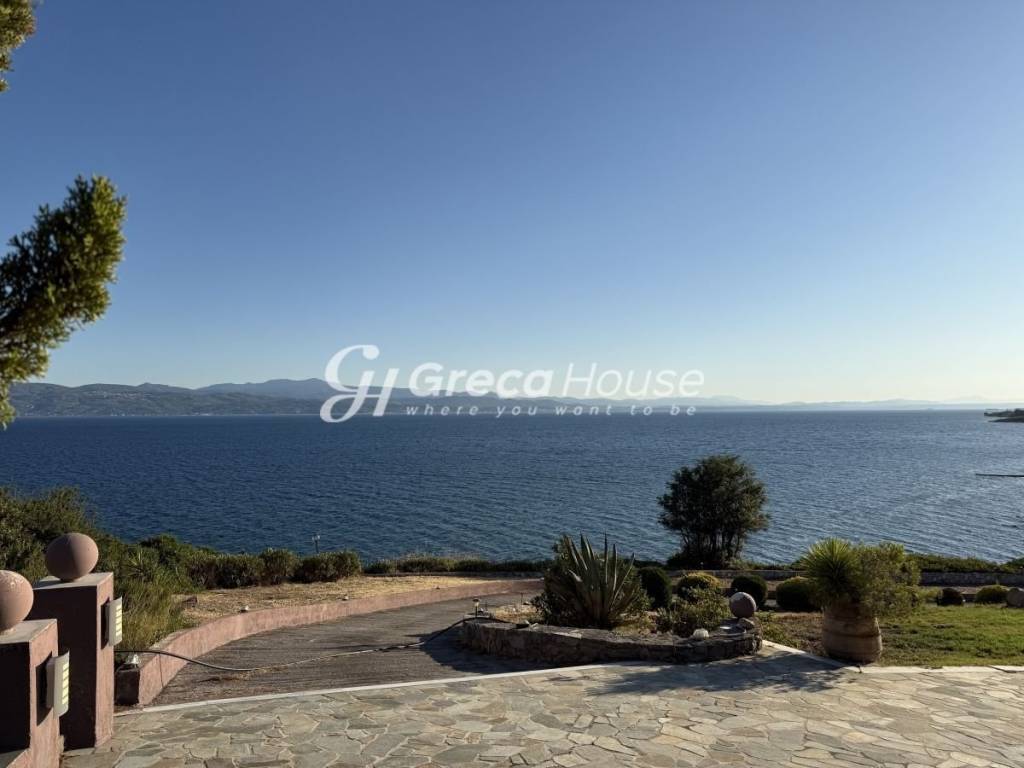 Πολυτελής βίλα με ιδιωτική παραλία προς πώληση Εύβοια