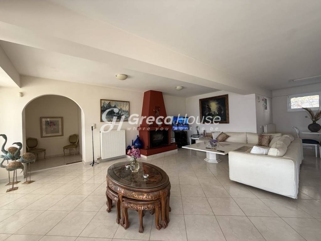 Πολυτελής βίλα με ιδιωτική παραλία προς πώληση Εύβοια