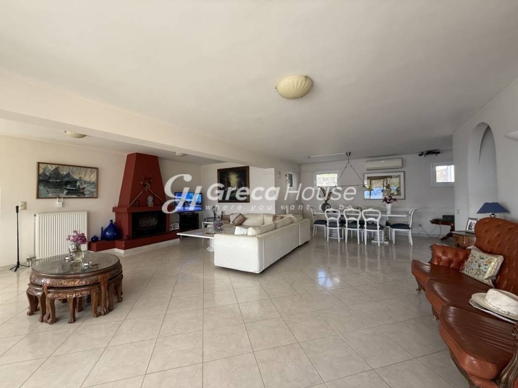 Πολυτελής βίλα με ιδιωτική παραλία προς πώληση Εύβοια