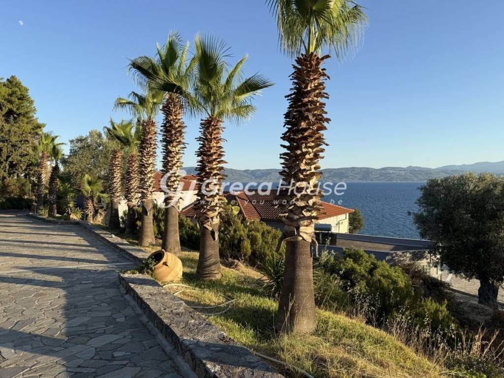 Πολυτελής βίλα με ιδιωτική παραλία προς πώληση Εύβοια