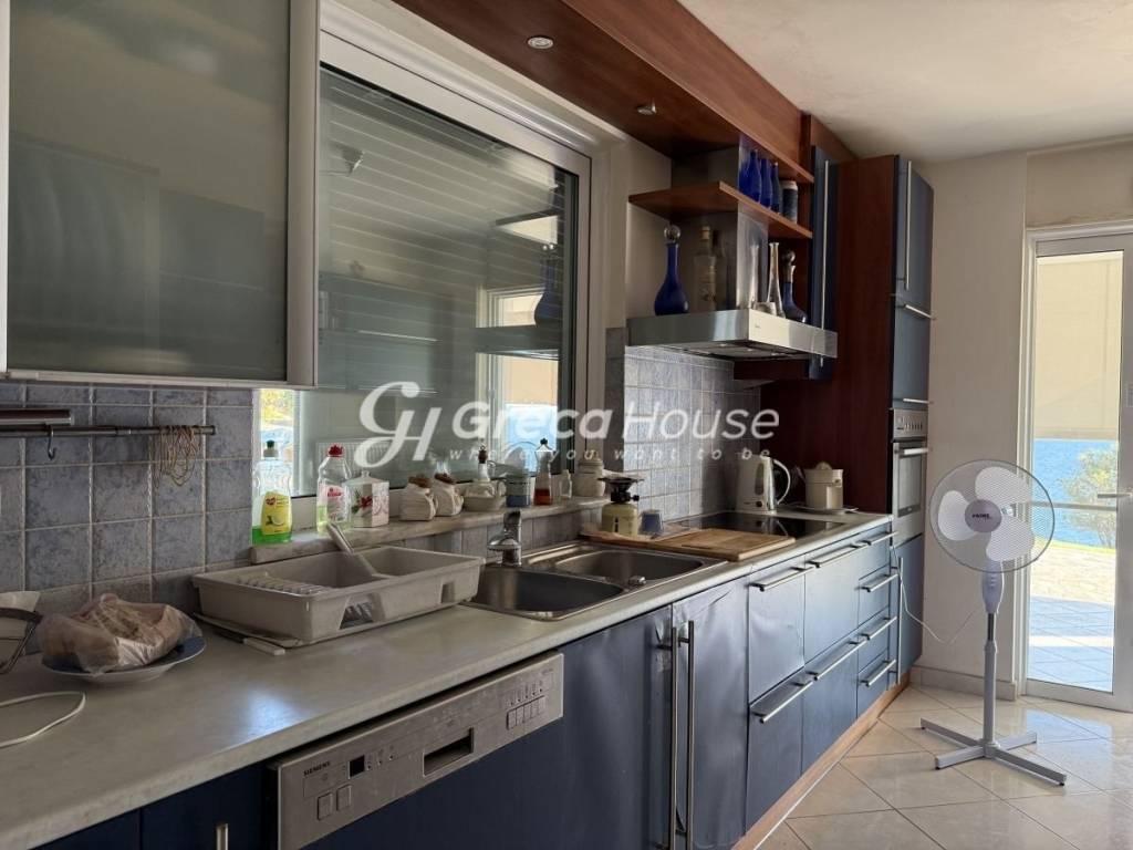 Πολυτελής βίλα με ιδιωτική παραλία προς πώληση Εύβοια