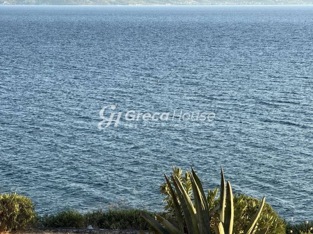 Πολυτελής βίλα με ιδιωτική παραλία προς πώληση Εύβοια