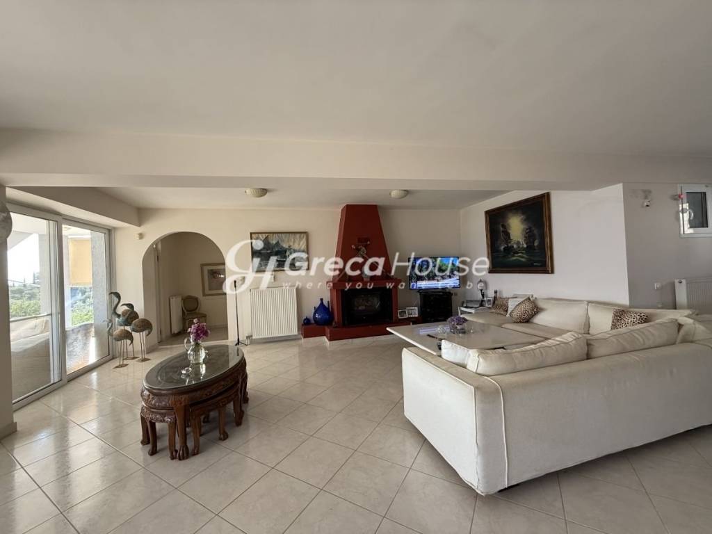 Πολυτελής βίλα με ιδιωτική παραλία προς πώληση Εύβοια