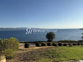 Πολυτελής βίλα με ιδιωτική παραλία προς πώληση Εύβοια