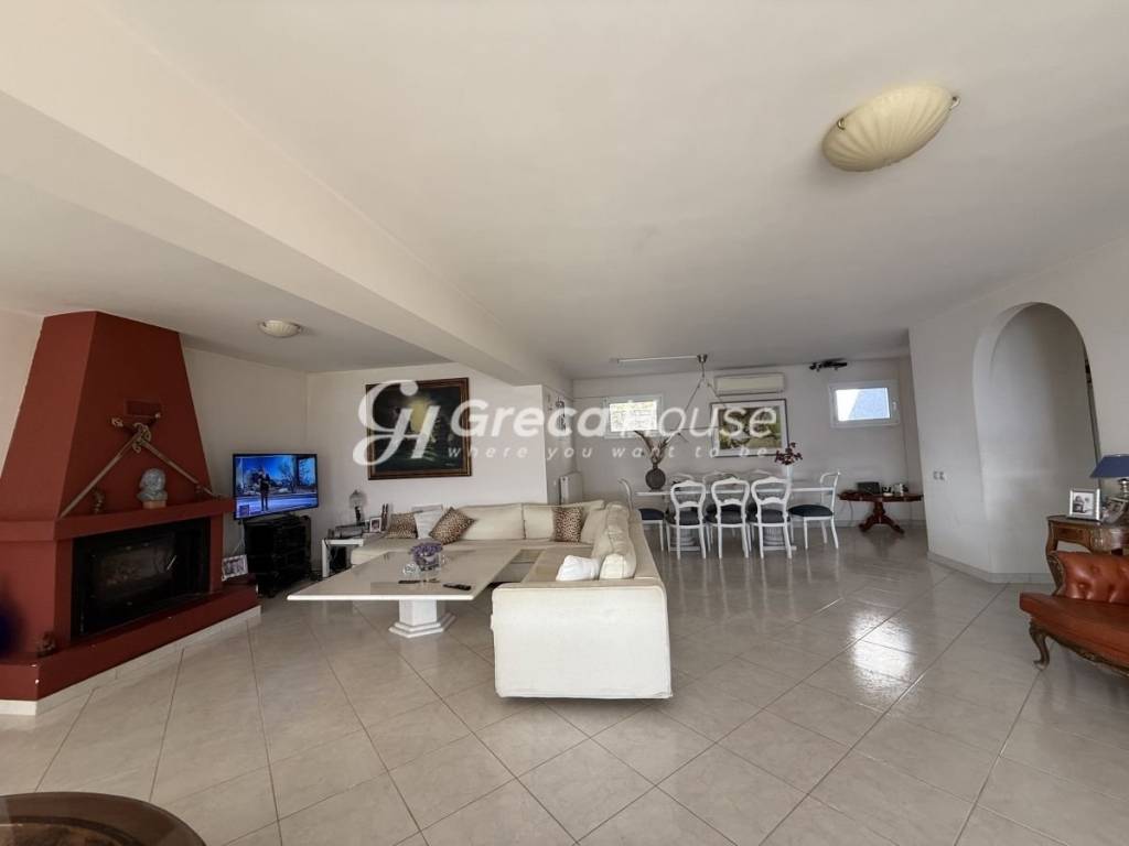 Πολυτελής βίλα με ιδιωτική παραλία προς πώληση Εύβοια