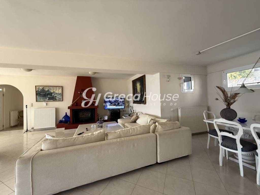 Πολυτελής βίλα με ιδιωτική παραλία προς πώληση Εύβοια