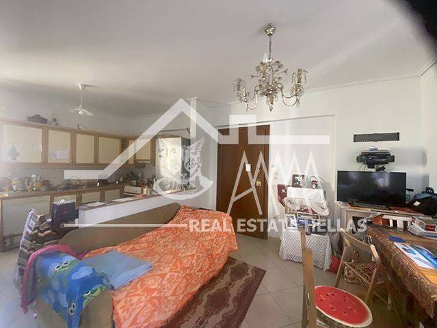 Saloni eniaio me koyzina